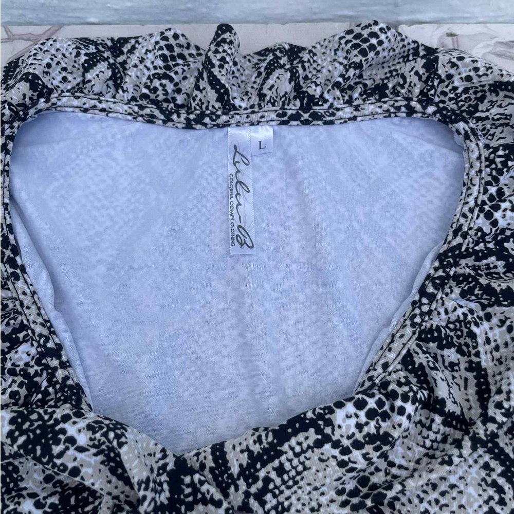 Lulu-B Black and White Snake Print Blouse - Picture 4 of 8
